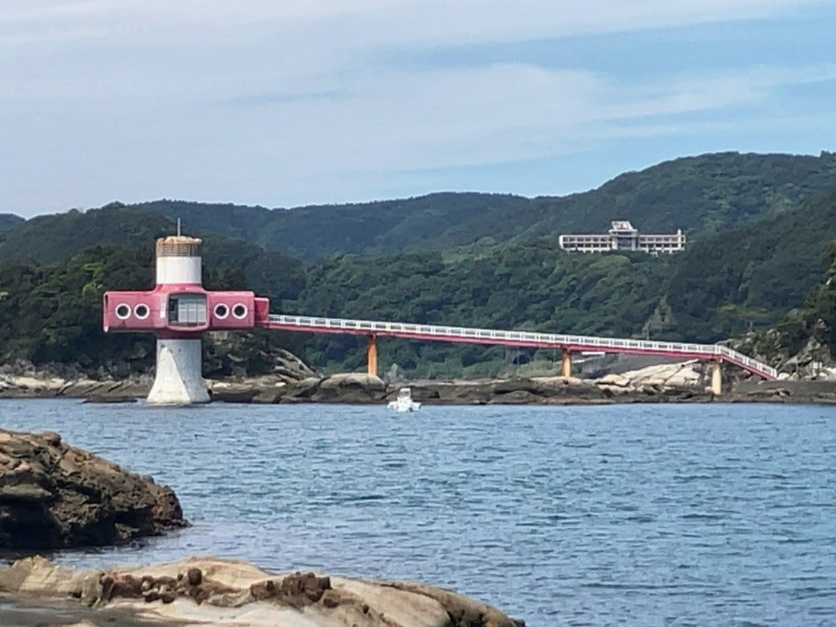 cemyonem's tweet photo. ディズニーは夢を見させてくれる、現実から離れて非日常空間で癒しを与えてくれる💫ジブリはタイムスリップした様な感覚にさせてくれる、懐かしさがありつつ現実をしっかり見なさいと教えてくれている様でもある🌳
どちらも人にとって必要な事だよね。やっぱりディズニーもジブリも大好き‼︎です‼︎ https://t.co/fbLjUi3A12