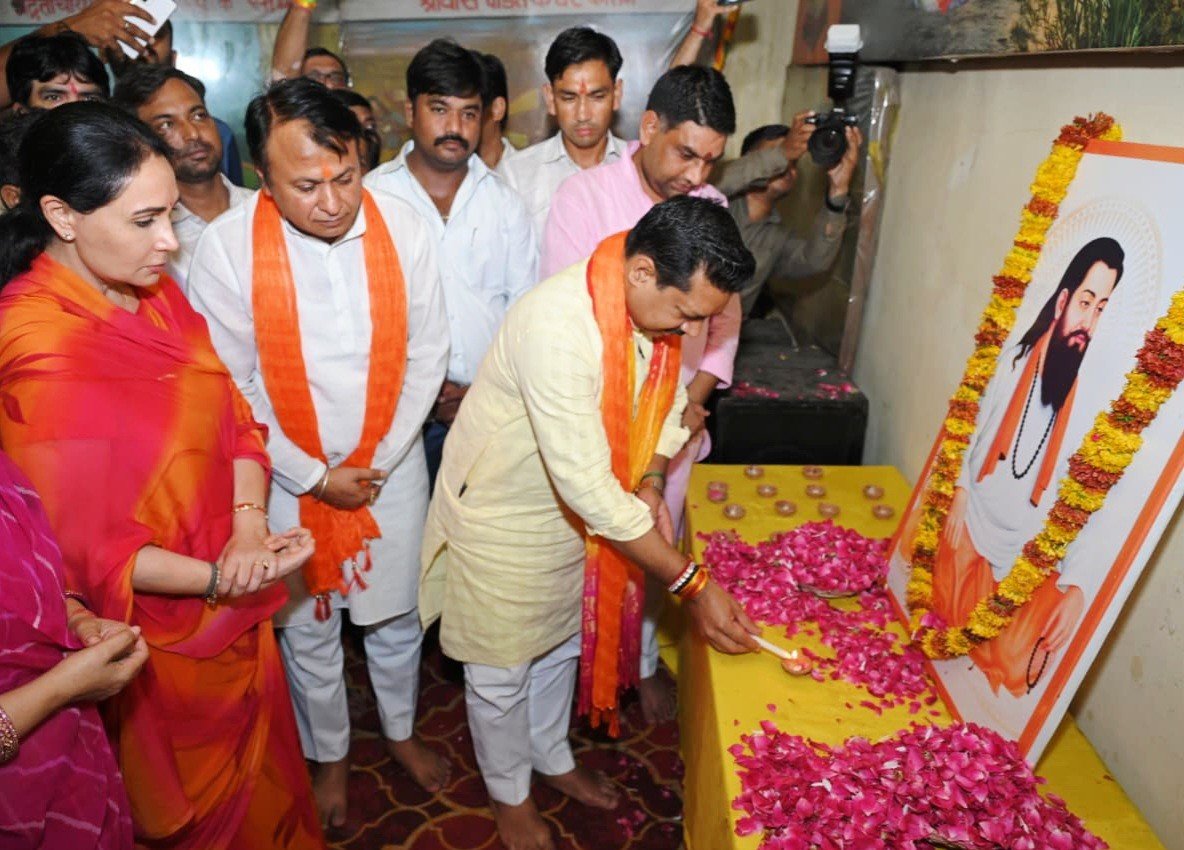 ajaeybjp's tweet photo. आज श्री गुरु पूर्णिमा के पावन पर्व पर जयपुर के आराध्य देव श्री गोविंद देव जी के दर्शन कर मंदिर परिसर में संत शिरोमणि श्री गुरु रविदास महाराज जी महाराज की 650वीं जयंती वर्ष के अवसर पर भाजपा द्वारा आयोजित 'समरसता संकल्प अभियान' के अंतर्गत कार्यकर्ताओं के साथ 2100 दीप प्रज्वलित कर उन्हें नमन किया।

इस अवसर पर उपमुख्यमंत्री श्रीमती @KumariDiya जी, @Bjp4JaipurCity के अध्यक्ष श्री @bjpamitgoyal जी उपस्थित रहे।

@BJP4Rajasthan #SamrastaSankalpAbhiyan