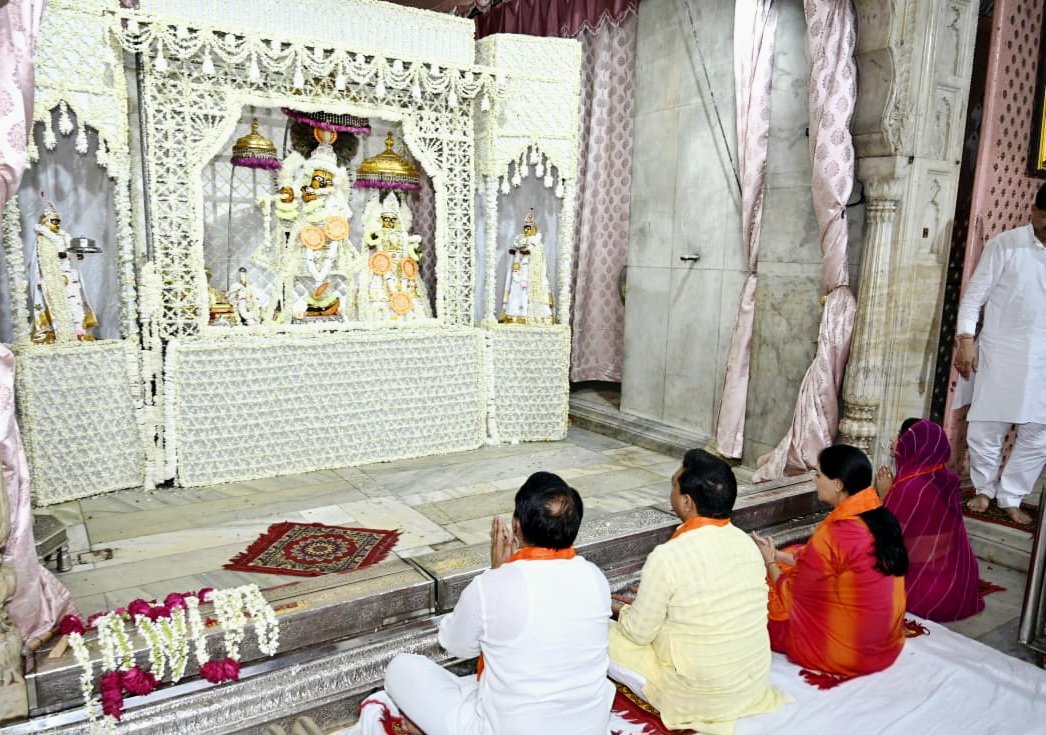 ajaeybjp's tweet photo. आज श्री गुरु पूर्णिमा के पावन पर्व पर जयपुर के आराध्य देव श्री गोविंद देव जी के दर्शन कर मंदिर परिसर में संत शिरोमणि श्री गुरु रविदास महाराज जी महाराज की 650वीं जयंती वर्ष के अवसर पर भाजपा द्वारा आयोजित 'समरसता संकल्प अभियान' के अंतर्गत कार्यकर्ताओं के साथ 2100 दीप प्रज्वलित कर उन्हें नमन किया।

इस अवसर पर उपमुख्यमंत्री श्रीमती @KumariDiya जी, @Bjp4JaipurCity के अध्यक्ष श्री @bjpamitgoyal जी उपस्थित रहे।

@BJP4Rajasthan #SamrastaSankalpAbhiyan