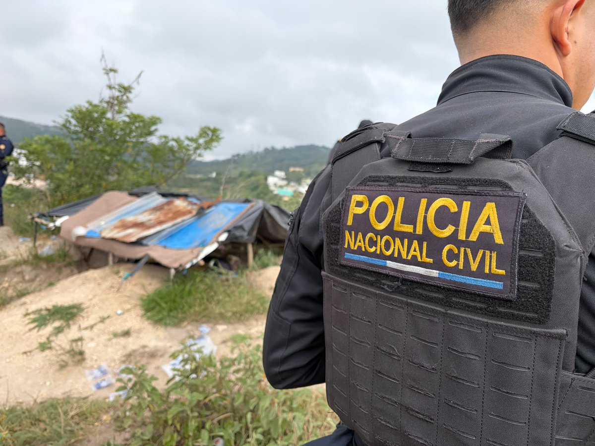 PNCdeGuatemala's tweet photo. 1/5 
Terrorista de la mara salvatrucha es herido y capturado tras atacar a investigadores de la DEIC durante allanamiento en la zona 18

En el sector Soto, kilómetro 13.5, ruta al Atlántico, zona 18, investigadores de la #DEIC junto a fiscales del Ministerio Público. https://t.co/xnP1MIIDz5