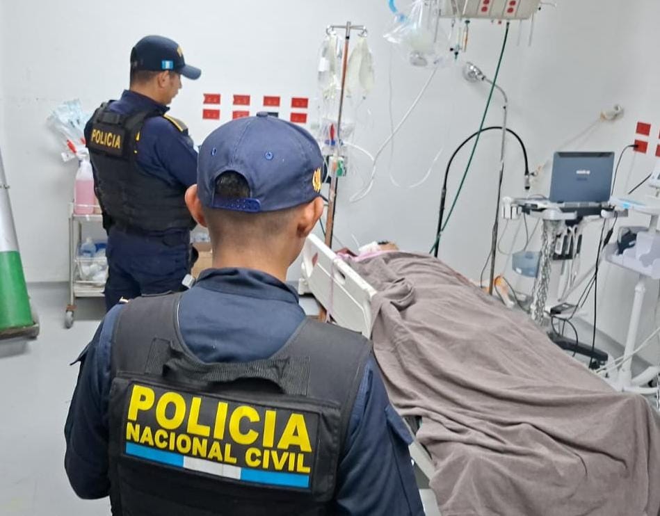 PNCdeGuatemala's tweet photo. 1/5 
Terrorista de la mara salvatrucha es herido y capturado tras atacar a investigadores de la DEIC durante allanamiento en la zona 18

En el sector Soto, kilómetro 13.5, ruta al Atlántico, zona 18, investigadores de la #DEIC junto a fiscales del Ministerio Público. https://t.co/xnP1MIIDz5