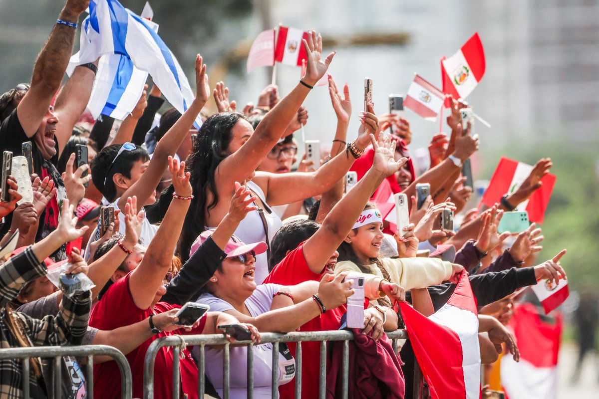 presidenciaperu's tweet photo. 🇵🇪 Con el orgullo de celebrar a nuestra patria, la presidenta de la república, Keiko Fujimori, llegó a la avenida Brasil para dar inicio a la Gran Parada y Desfile Cívico Militar, una ceremonia que rinde homenaje al Perú, a sus Fuerzas Armadas, a la Policía Nacional y al espíritu de unidad de todos los peruanos.