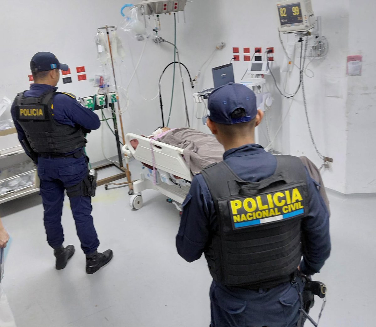 PNCdeGuatemala's tweet photo. 3/5
disparándoles mientras huía en un terreno baldío; los investigadores de la #DEIC tomando en cuenta la protección de fiscales del MP, repelieron el ataque, dándole persecución y neutralizándolo a 100 metros del domicilio https://t.co/PIW1GdAFzK