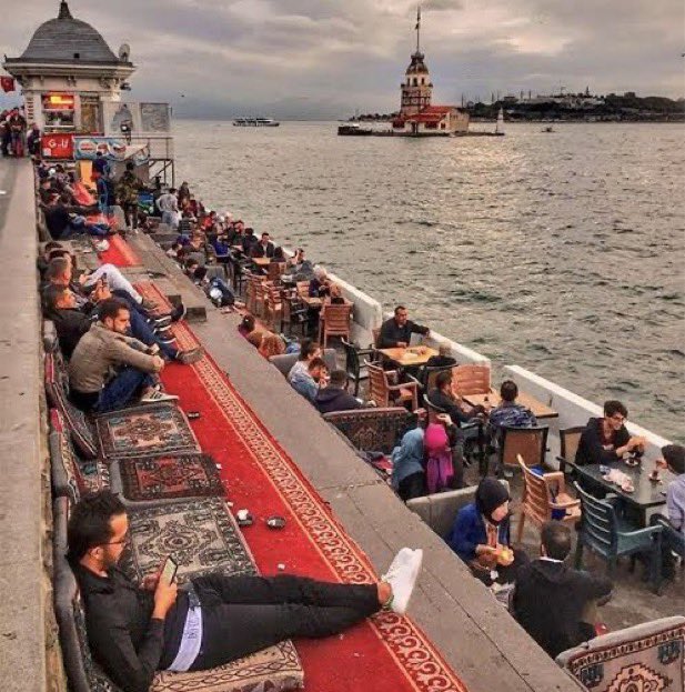 nageIsman's tweet photo. üsküdar'ın şu halini özlediyseniz halı saha maçından sonra çorabımı yıkamıyım göndereyim size eda hanım https://t.co/DYPoUcPqjv