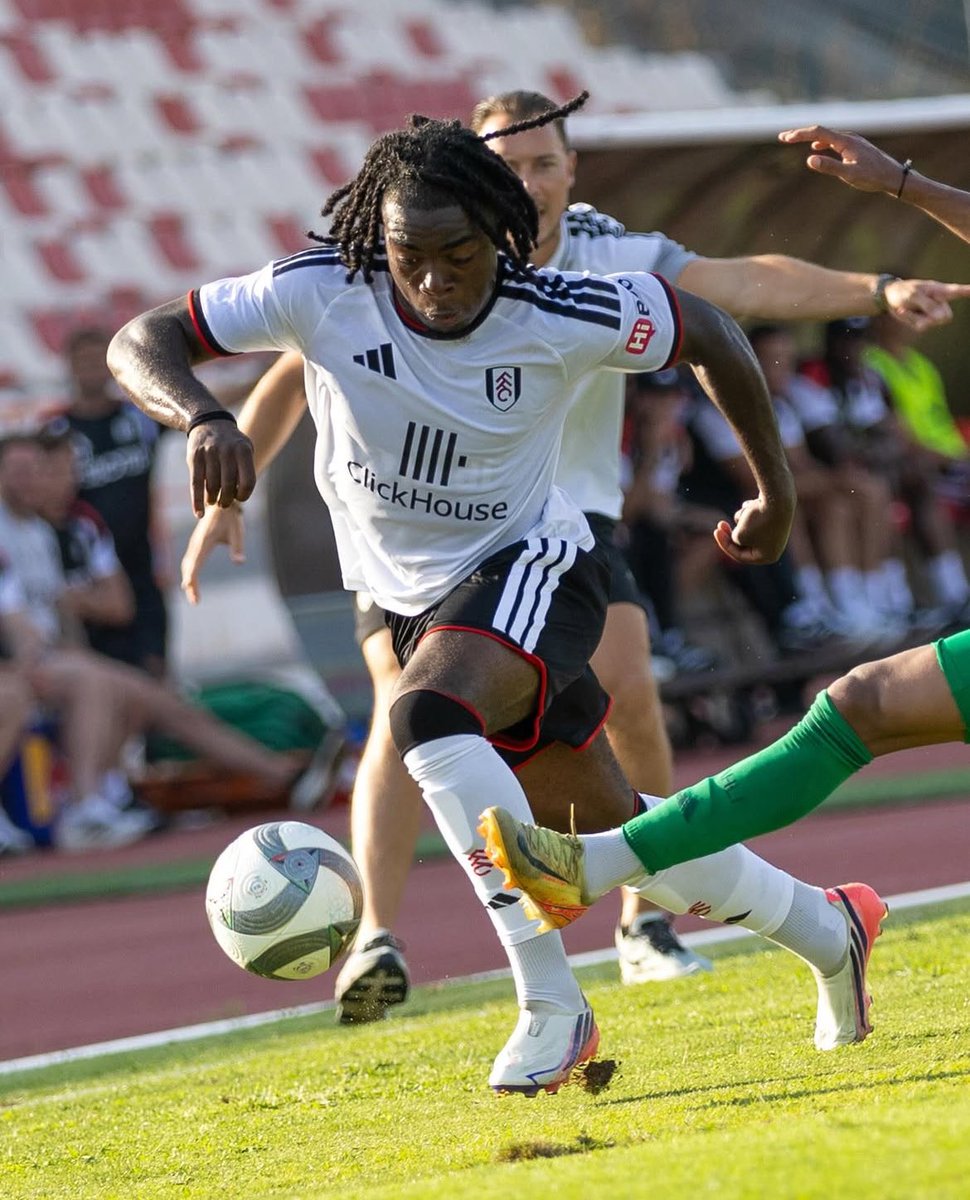 JoueursCMR's tweet photo. Macauley Zepa était titulaire hier avec Fulham lors du match amical face à Al Ahli. 

Notre lion u23 semble gagner la confiance d’Arbeloa, il a été titularisé lors de ce match qui s’est fini par un match nul 1-1.💪🏾⚡️ https://t.co/uhoxOetVJR