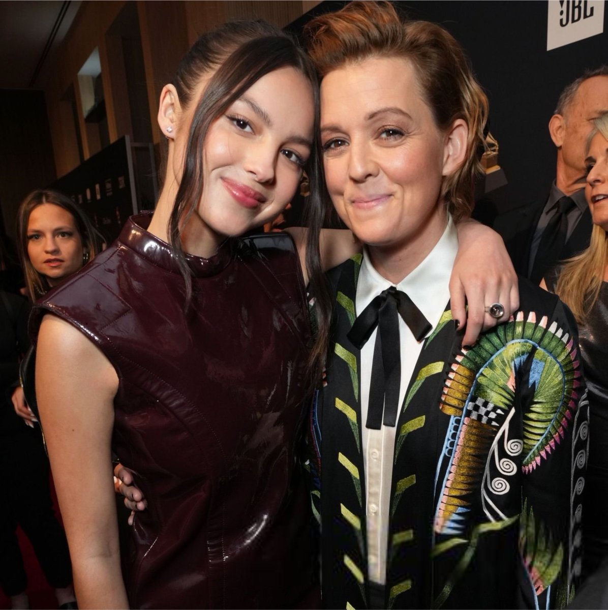 oliviarodrbr's tweet photo. Rolling Stone revelou que a ideia do Daisy Chain Fields já vinha sendo construída por Olivia Rodrigo há ANOS. A cantora chegou a conversar com Brandi Carlile sobre igualdade de gênero nos festivais e nas turnês.

"Há alguns anos, Olivia Rodrigo convidou Brandi Carlile para tomar um café. Ela queria conversar com Carlile sobre como poderia contribuir para a igualdade de gênero nos line-ups dos festivais e nas equipes das turnês.

“Foi como um encontro às cegas”, Carlile conta à Rolling Stone. Ela ficou tocada pelo compromisso de Rodrigo em desmentir mitos persistentes da indústria: o de que mulheres não vendem tantos ingressos quanto homens, não devem se apresentar uma logo depois da outra e não conseguem ser headliners de um festival,  muito menos ocupar toda a programação.

Carlile se lembra de ter sentido que Rodrigo iria muito além das palavras. “Lembro de perceber aquilo e pensar: ‘Sim, é ela.’ Eu sabia que ela queria fazer mais com sua ascensão e sua fama do que apenas fortalecer a si mesma.”

“Essas jovens mulheres se mantendo no topo desse universo de shows é brilhante pra caralho”, diz ela. “É incrível ver isso acontecendo agora. Meu Deus, tomara que dure.”"