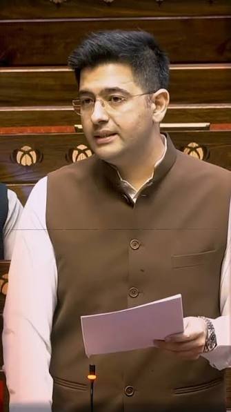 StoryLineIN's tweet photo. प्रिय चड्ढा साहब,
​कुछ दिनों पहले आप बिजनेस क्लास से लेकर 1.5 GB डेटा रोज खत्म कर��े वाले Gen Z तक बहुत पॉपुलर थे।

​लेकिन पता नहीं अचानक एक भयंकर हादसा होता है, जिसमें आपको मोटा पैकेज मिलता है (जैसा कि लोग कहते हैं), और उसके बाद आपमें चुप्पेपन की भयंकर बीमारी लग जाती है।

 आप सीधे तौर पर एक नॉन-परफॉर्मिंग एसेट (NPA) में बदल जाते हैं!

​भाई साहब, जब तक आप 'आम आदमी' के थे, तब तक आपको समोसा से लेकर रिचार्ज की महंगाई तक हर चीज़ से दिक्कत थी। 

उसके बावजूद आपकी यही शिकायत रहती थी— "सभापति महो��य... मुझे बोलने नहीं दिया जाता!"
​लेकिन जब से आप 'आम आदमी' को छोड़कर 'खास आदमी' के हुए हैं, ऐसा लगता है जैसे किसी ने फेविकोल का सूप पिला दिया हो। 

बेचारे के होंठ ऐसे चिपके हैं कि पेट्रोल, डीजल और LPG की महंगाई पर मुंह ही नहीं खुल रहा है। और NEET पेपर लीक पर तो भाई साहब ऐसे चुप हैं जैसे 'कोई मिल गया' के रितिक रोशन बनकर कह रहे हों— "मां, मुझे कुछ दिखाई नहीं दे रहा है!"

​अरे भाई, कुछ तो बोल दीजिए जिससे लोग यह समझें कि आप इसी ग्रह पर हैं। नहीं तो लोग यह सोचने लगेंगे कि आप ₹10 की एयरपोर्ट वाली चाय पीकर मंगल ग्रह पर तो नहीं चले गए, इसीलिए आपकी आवाज़ बंद है!

​अभी भी समय है, बोल दीजिए... वरना अगर गलती से यह बात Gen Z तक पहुंच गई, तो फिर आपके मुंह खोलने के लिए उन्हें एक और आंदोलन करना पड़ेगा! 🤐
​#SoSorry #RaghavChadha #PoliticalSatire