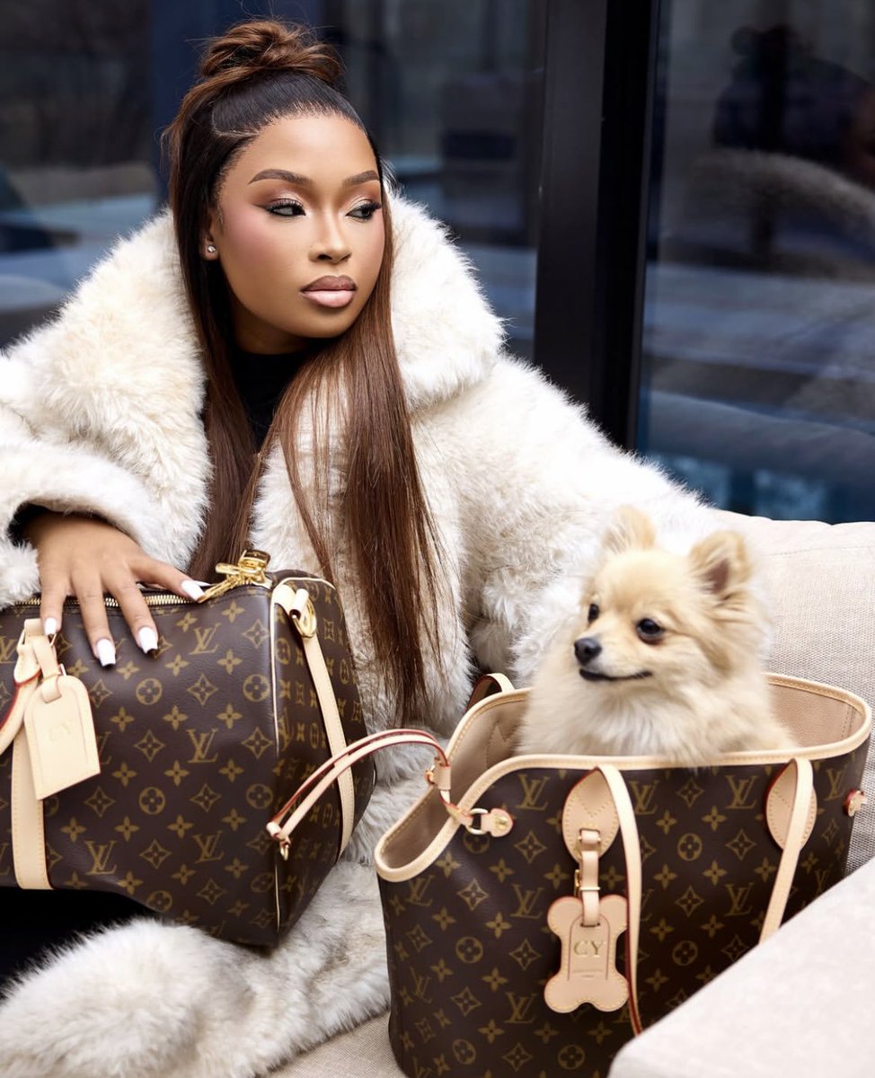 Cebe_Lihle23's tweet photo. Cyan Boujee claps back at rumours accusing her of stealing photos from other people’s social media accounts. She own the LV bag sana🤭 https://t.co/Owhof40Qqu