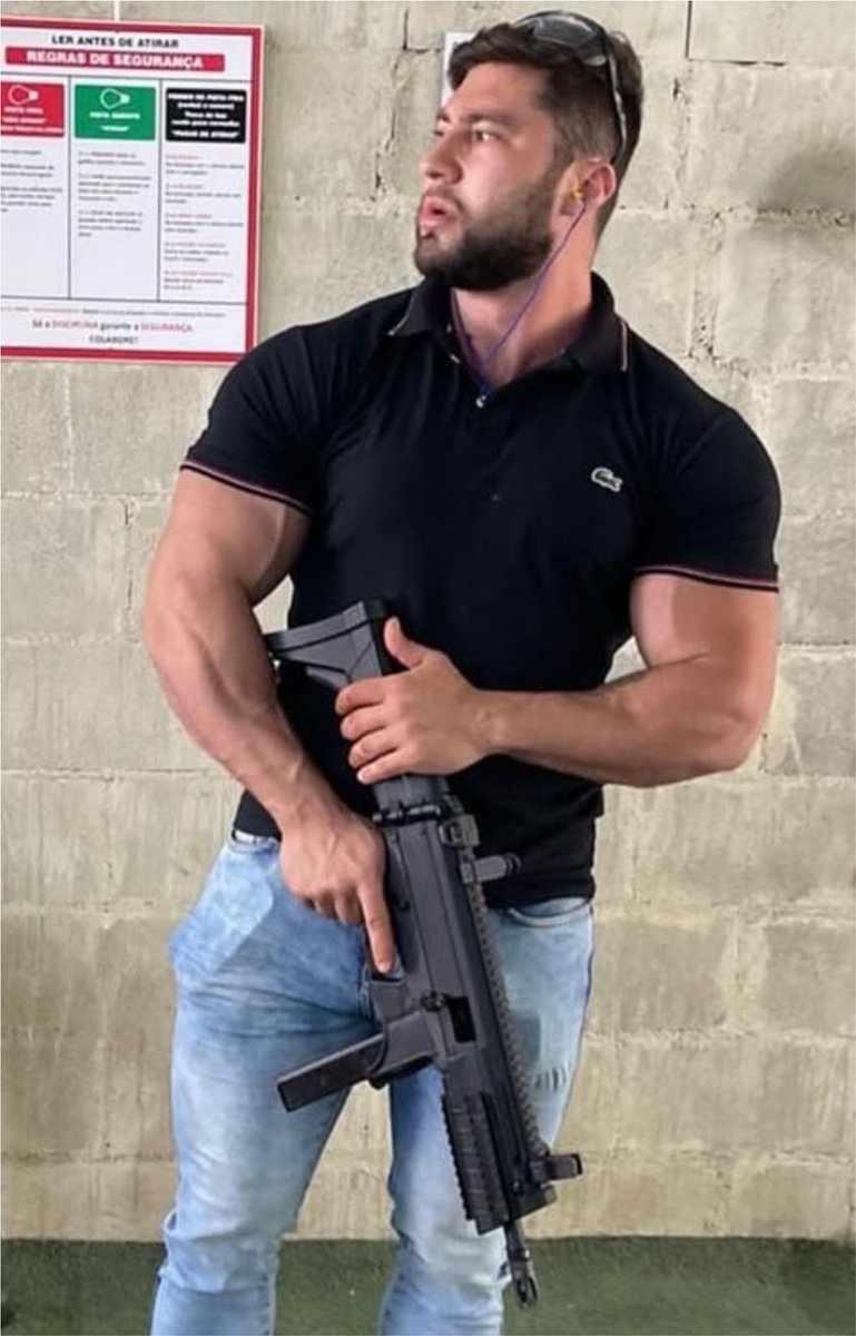 CaiqueMuscle's tweet photo. I got a real gun shooting loads 🍆 https://t.co/6VOPGszchL
