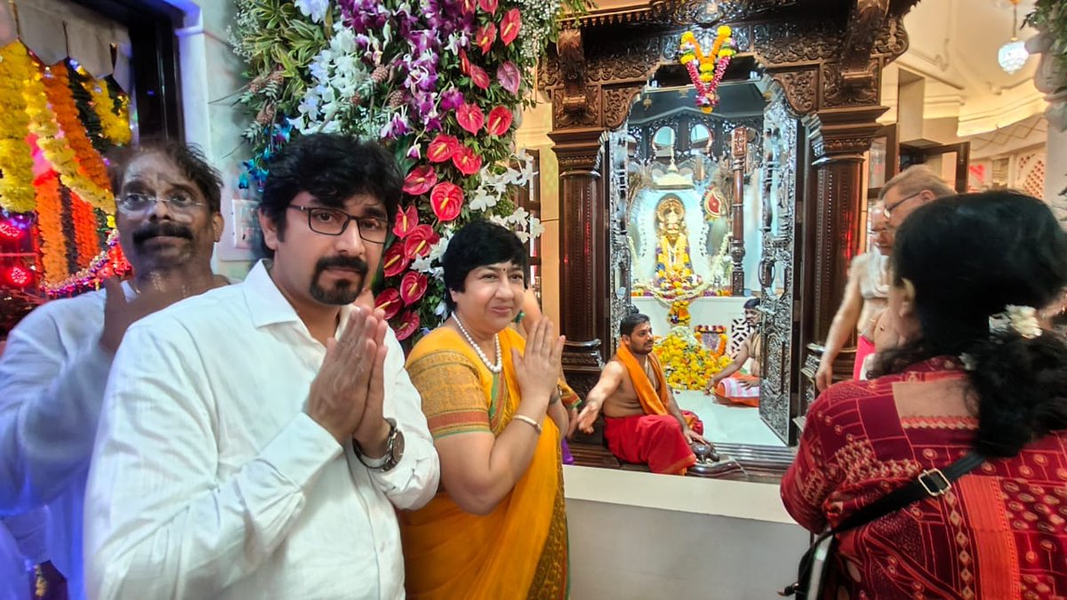 LavekarBharati's tweet photo. गुरू ब्रह्मा गुरू विष्णु, 
गुरु देवो महेश्वरा 
गुरु साक्षात परब्रह्म, 
तस्मै श्री गुरुवे नमः
गुरू पौर्णिमेच्या हार्दिक शुभेच्छा.
#Versova_Vidhansabha https://t.co/JTaKnYrrlL