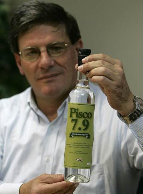 guiller280's tweet photo. Ministro de Transporte de Keiko, lanzó  pisco  7.9  en conmemoración del terremoto  de Pisco.  Se robaron según él los millones de la reconstrucción. https://t.co/TnKy2GCKOi