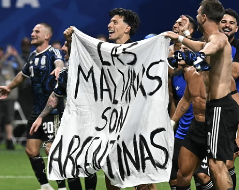 TouchlineX's tweet photo. 🚨 𝗕𝗥𝗘𝗔𝗞𝗜𝗡𝗚: FIFA have opened disciplinary proceedings against Argentina over their Falklands banner displayed at the 2026 World Cup.

Two Argentina players are also facing allegations of assault during the World Cup final against Spain. https://t.co/mUC8GGysUs