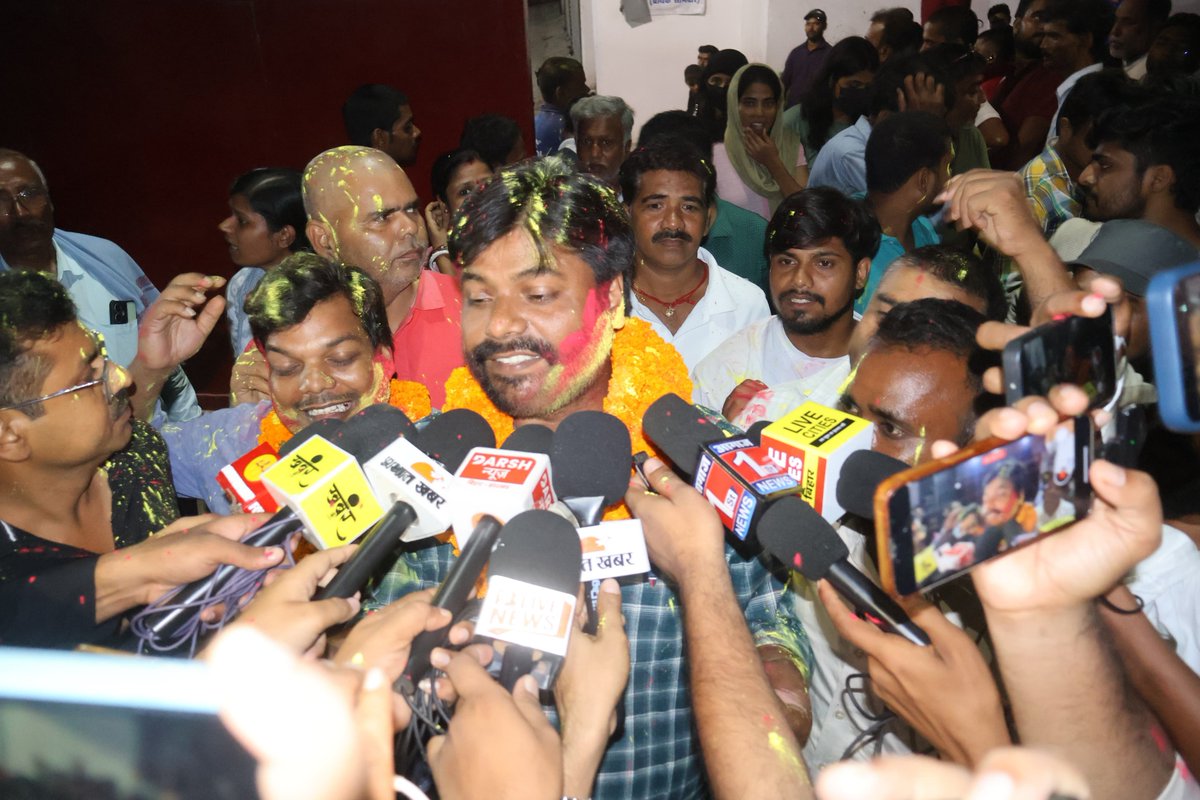 Dipankar_cpiml's tweet photo. Finally, after six days of detention Comrades Sandeep Saurav and Dhananjay got released from Beur jail just a little while ago. The struggle will continue till every protester is released in Bihar and every vindictive case against protesters is withdrawn. https://t.co/ifwu8fqpPK
