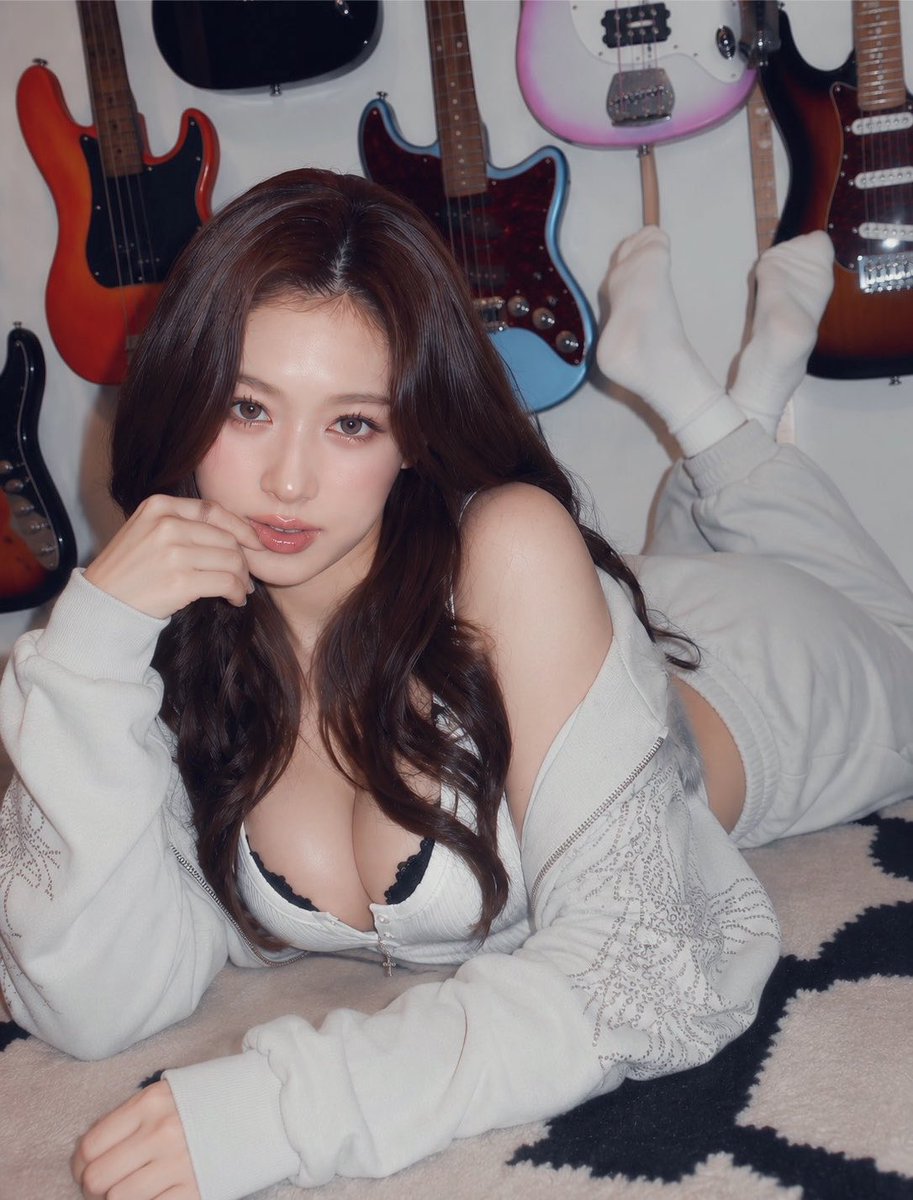 Nonanyit's tweet photo. Sana Twice https://t.co/1oXEwJSUxT
