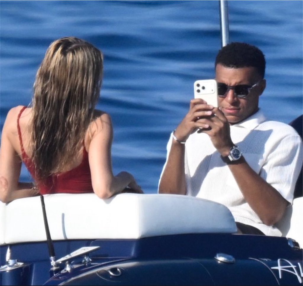 narinsns's tweet photo. A tigrinha doida por um flagra desses de um paparazzi internacional, ficou uma semana marcando a localização do barco, e o Mbappe e a Ester saindo flagra todo dia na mídia internacional, é o casal do momento https://t.co/Vybg0ZS9UH