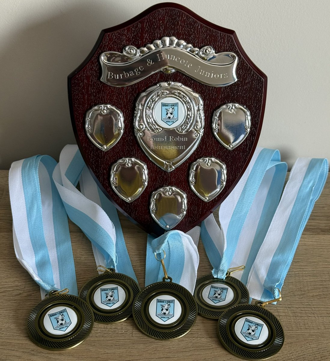 BurbageHunJnrs's tweet photo. ⚽️ Join us August Bank Holiday for the Burbage &amp; Huncote Juniors Round Robin!

🗓️ 31 Aug | 🕥 10:30am
📍 Huncote Sports &amp; Social Club

🏅 Player Medals 🏆 Winners Trophy
🍔 BBQ | 🍺 Bar | 🏰 Bouncy Castle
🎟️ £2 spectator entry

Come along &amp; support grassroots football! 🩵
#UTBHJ https://t.co/OqOMf7hOwi