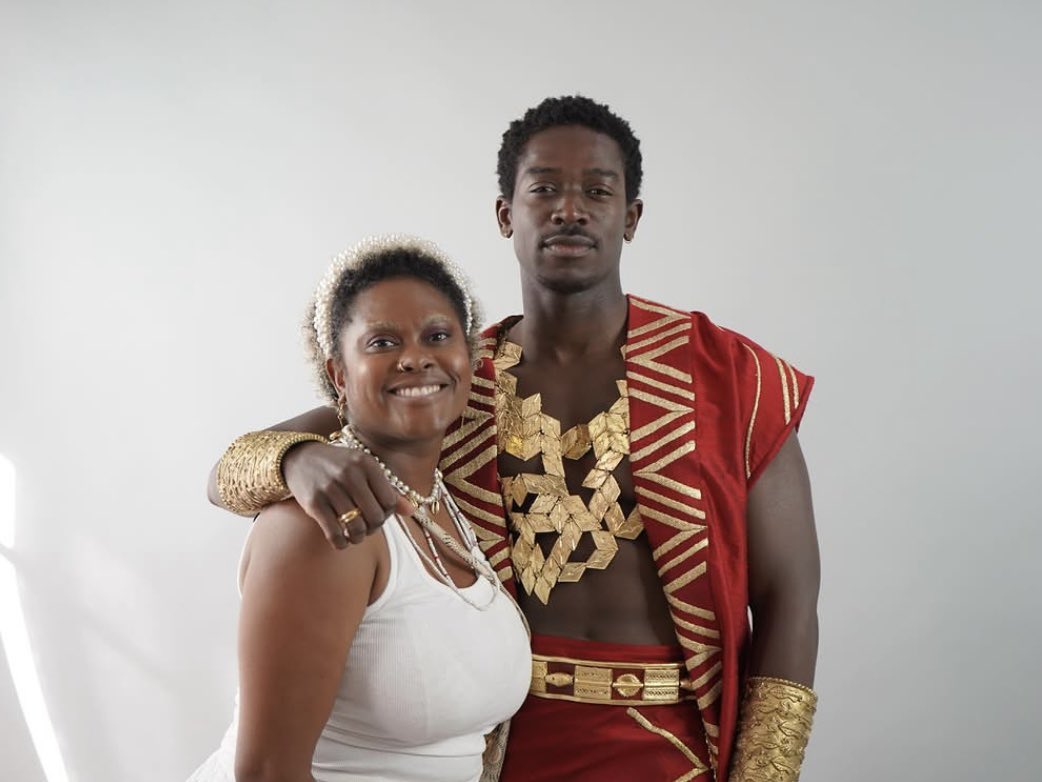 damsonidrisnews's tweet photo. Damson Idris in a new behind-the-scenes photo with Charlese Antoinette, the costume designer for ‘Children of Blood and Bone’ https://t.co/nfAIen4jCZ