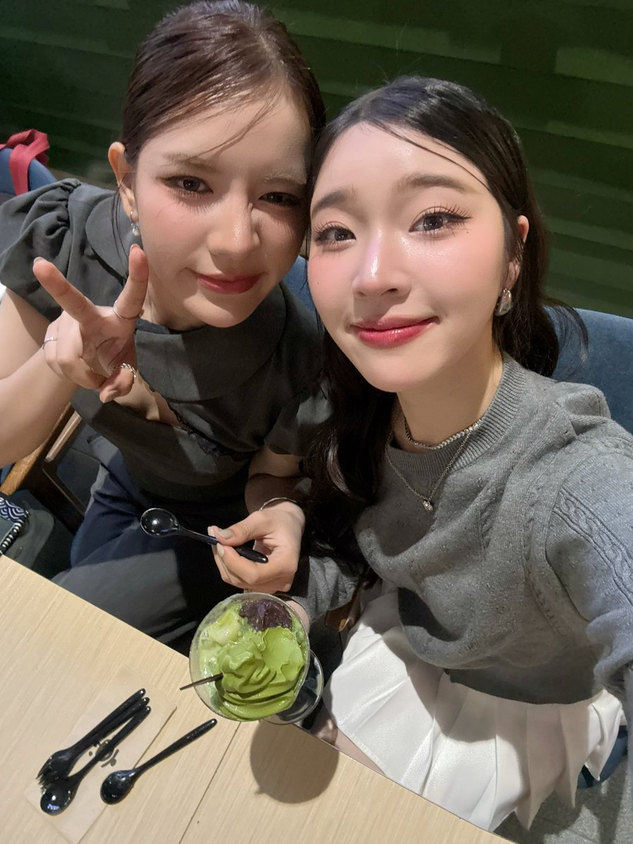 ayaorapan's tweet photo. เรื่อง จดหมายรักถึงอาม่าวันนี้ทำหนูน้ำตาแตกไปได้หลายรอบมากก หลากหลายความรู้สึก ประทับใจมากค่ะ 🥹🤍💌✨

ดีใจที่ได้เจอกันทุกคนด้วยนะคะ ขอบคุณที่มาหากันวันนี้มากๆเลยค่า เหนื่อยมั้ยคะ? 
เดินทางกลับปลอดภัย ดูแลสุขภาพจนกว่าจะได้พบกันอีกน้า คิดถึงมากๆเลยค่า #PlusA💙🫶🏻
Really happy to meet you all today!
Love you so much and have a good night na ka🥰

DearyouinThailand x MAMC 
#จดหมายรักถึงอาม่า  
#mieaya #miephat #ayaorapan
