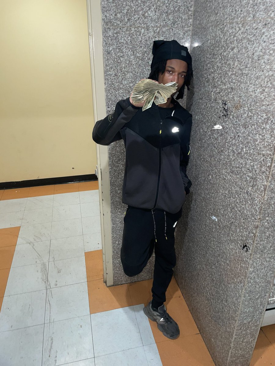 vmadman1's tweet photo. Bankroll #pyt #ebonybackshots #moneyman #teenebony #jersey https://t.co/SMmnqvOso9