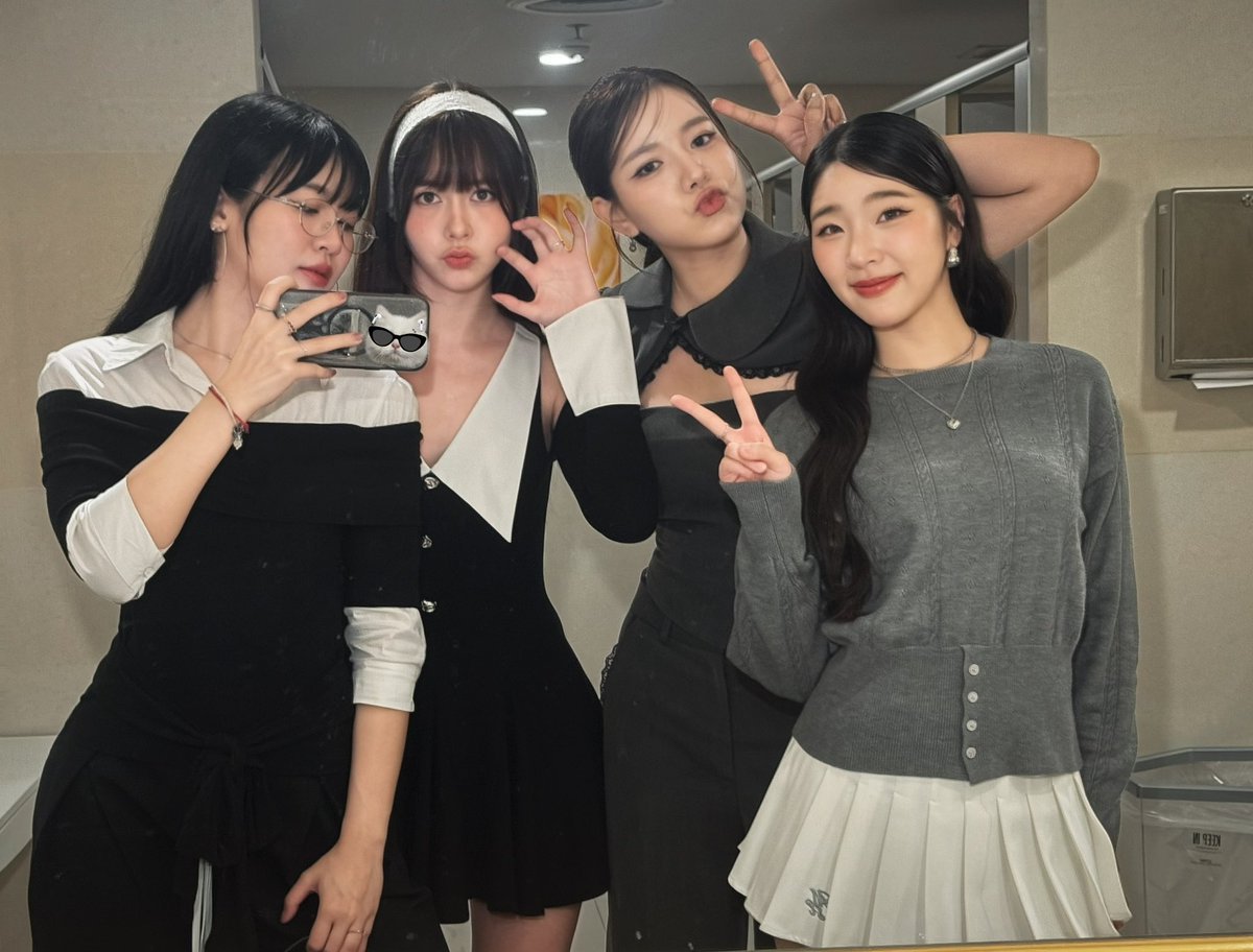 dearlmsyy's tweet photo. “eu amo mieaya e mychan”

EU AMO MAIS!! eu amo mais mieaya e mychan eu amo mais que todo mundo 1% do meu amor por mieaya e mychan equivale a todo mundo que ama mieaya e mychan 🩷 https://t.co/XjU6ZBflPk