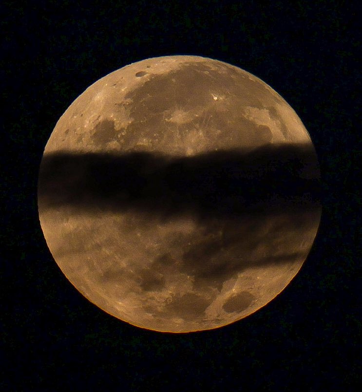 lizz_gomez's tweet photo. 🌕 La Luna del Ciervo iluminó el cielo de Puebla

✍️ Sintaxis Digital
📸 Roger Calzada

La madrugada de este 29 de julio nos regaló uno de los espectáculos astronómicos más esperados del verano: la Luna Llena del Ciervo, un fenómeno celeste que, además de su belleza, simboliza crecimiento, fortaleza y renovación.

Su nombre proviene de las tradiciones de los pueblos originarios de Norteamérica, quienes observaron que durante esta época del año los ciervos machos desarrollan una nueva cornamenta, convirtiéndola en un símbolo del ciclo constante de la naturaleza.

Desde Puebla, el cielo ofreció una vista privilegiada. Su tono dorado, visible mientras ascendía sobre el horizonte.

🪶 Reflexión Sintaxis Digital

A veces basta con salir unos minutos, guardar silencio y permitir que el cielo nos deleite con la inmensidad del universo.

#LunaDelCiervo #Puebla #Astronomía #Naturaleza #SintaxisDigital
