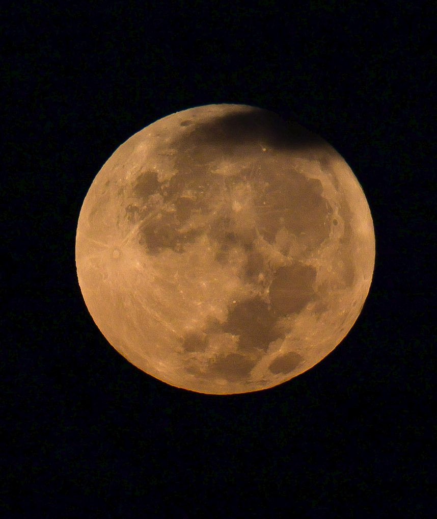 lizz_gomez's tweet photo. 🌕 La Luna del Ciervo iluminó el cielo de Puebla

✍️ Sintaxis Digital
📸 Roger Calzada

La madrugada de este 29 de julio nos regaló uno de los espectáculos astronómicos más esperados del verano: la Luna Llena del Ciervo, un fenómeno celeste que, además de su belleza, simboliza crecimiento, fortaleza y renovación.

Su nombre proviene de las tradiciones de los pueblos originarios de Norteamérica, quienes observaron que durante esta época del año los ciervos machos desarrollan una nueva cornamenta, convirtiéndola en un símbolo del ciclo constante de la naturaleza.

Desde Puebla, el cielo ofreció una vista privilegiada. Su tono dorado, visible mientras ascendía sobre el horizonte.

🪶 Reflexión Sintaxis Digital

A veces basta con salir unos minutos, guardar silencio y permitir que el cielo nos deleite con la inmensidad del universo.

#LunaDelCiervo #Puebla #Astronomía #Naturaleza #SintaxisDigital