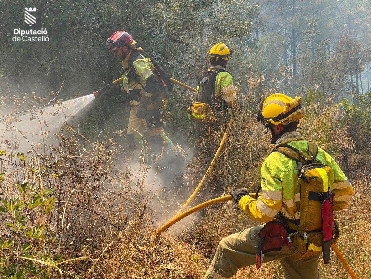 BombersDipcas's tweet photo. Se sigue trabajando en todo el perímetro del #IFLaVallDUixó,  centrando de nuevo los esfuerzos en la zona mas oeste del incendio entre Artana y Alfondeguilla. https://t.co/t8mX1BdLhc