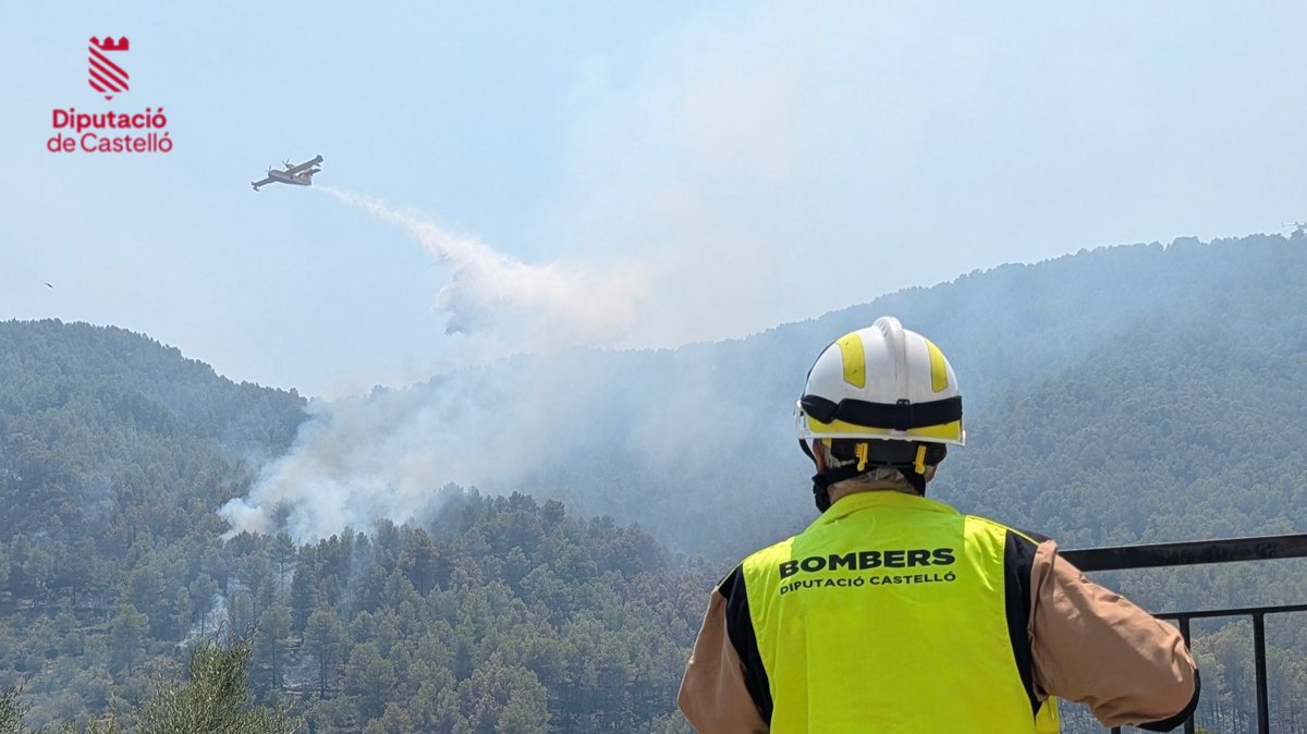 BombersDipcas's tweet photo. Se sigue trabajando en todo el perímetro del #IFLaVallDUixó,  centrando de nuevo los esfuerzos en la zona mas oeste del incendio entre Artana y Alfondeguilla. https://t.co/t8mX1BdLhc