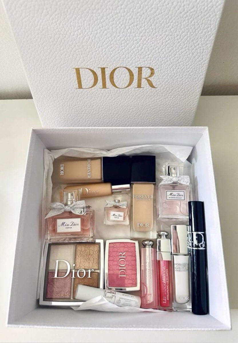 elanmood's tweet photo. Dior set https://t.co/sXUuBWBA3g