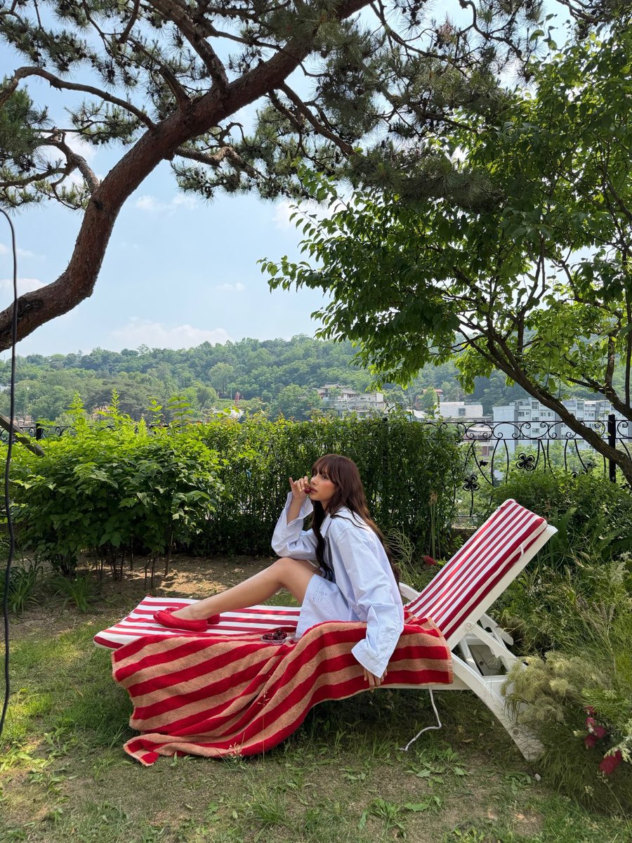 LaliceUpdates's tweet photo. 07/29/26 🫧 update (2)

@wearelloud #LISA https://t.co/4mmSIsR4Us