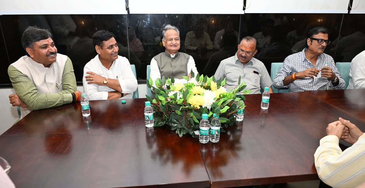 ashokgehlot51's tweet photo. राजस्थान विधानसभा के पूर्व अध्यक्ष, पूर्व केंद्रीय मंत्री एवं कांग्रेस के वरिष्ठ नेता डॉ. सीपी जोशी के जन्मदिन पर आयोजित कार्यक्रम में शामिल होकर उन्हें बधाई एवं शुभकामनाएं दीं। https://t.co/QnAxxiQW6k