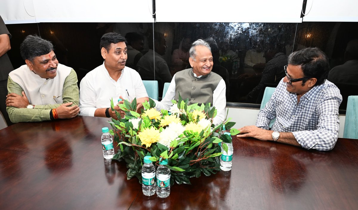 ashokgehlot51's tweet photo. राजस्थान विधानसभा के पूर्व अध्यक्ष, पूर्व केंद्रीय मंत्री एवं कांग्रेस के वरिष्ठ नेता डॉ. सीपी जोशी के जन्मदिन पर आयोजित कार्यक्रम में शामिल होकर उन्हें बधाई एवं शुभकामनाएं दीं। https://t.co/QnAxxiQW6k