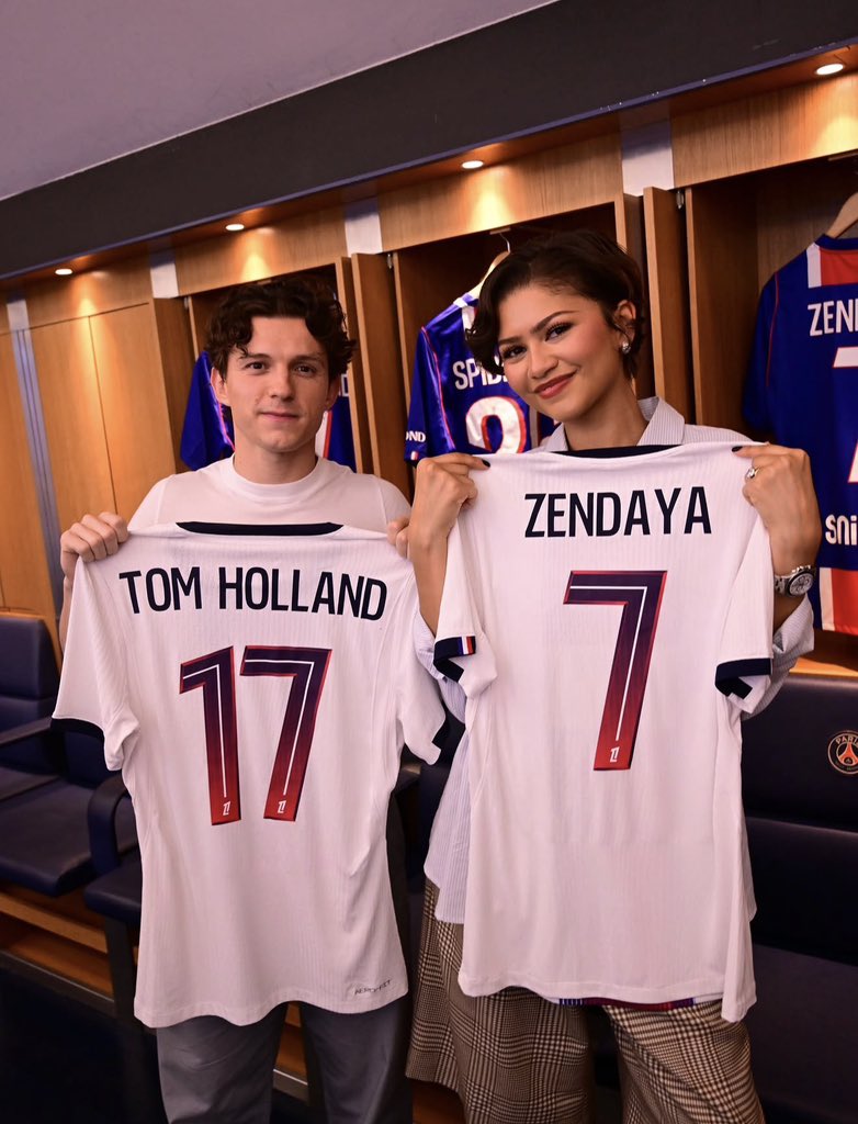 Julien_27LS's tweet photo. Spiderman et Zendaya dans le vestiaire du parc des princes avec le nouveau maillot de la saison prochaine ❤️💙 https://t.co/0hCEsvcaZP