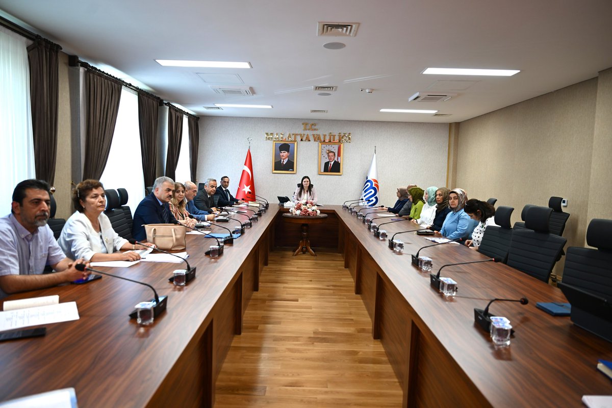 TCMalatyaV's tweet photo. Vali Yrd. Sn. Şeyma Polat Balak, #HalkGünü kapsamında talep, sorun ve önerilerini iletmek üzere 23 hemşehrimiz ile bir araya geldi.

İlgili kurum müdürlerimizin de katılım sağladığı görüşmelerde, hemşehrilerimiz tarafından iletilen hususlar değerlendirilerek çözümüne yönelik gerekli talimatlar verildi.

#malatya #malatyavaliliği
