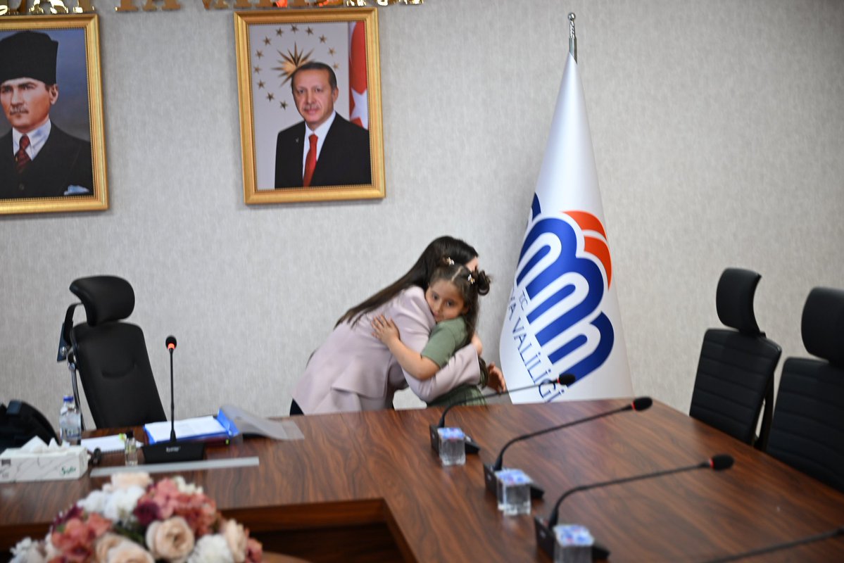 TCMalatyaV's tweet photo. Vali Yrd. Sn. Şeyma Polat Balak, #HalkGünü kapsamında talep, sorun ve önerilerini iletmek üzere 23 hemşehrimiz ile bir araya geldi.

İlgili kurum müdürlerimizin de katılım sağladığı görüşmelerde, hemşehrilerimiz tarafından iletilen hususlar değerlendirilerek çözümüne yönelik gerekli talimatlar verildi.

#malatya #malatyavaliliği