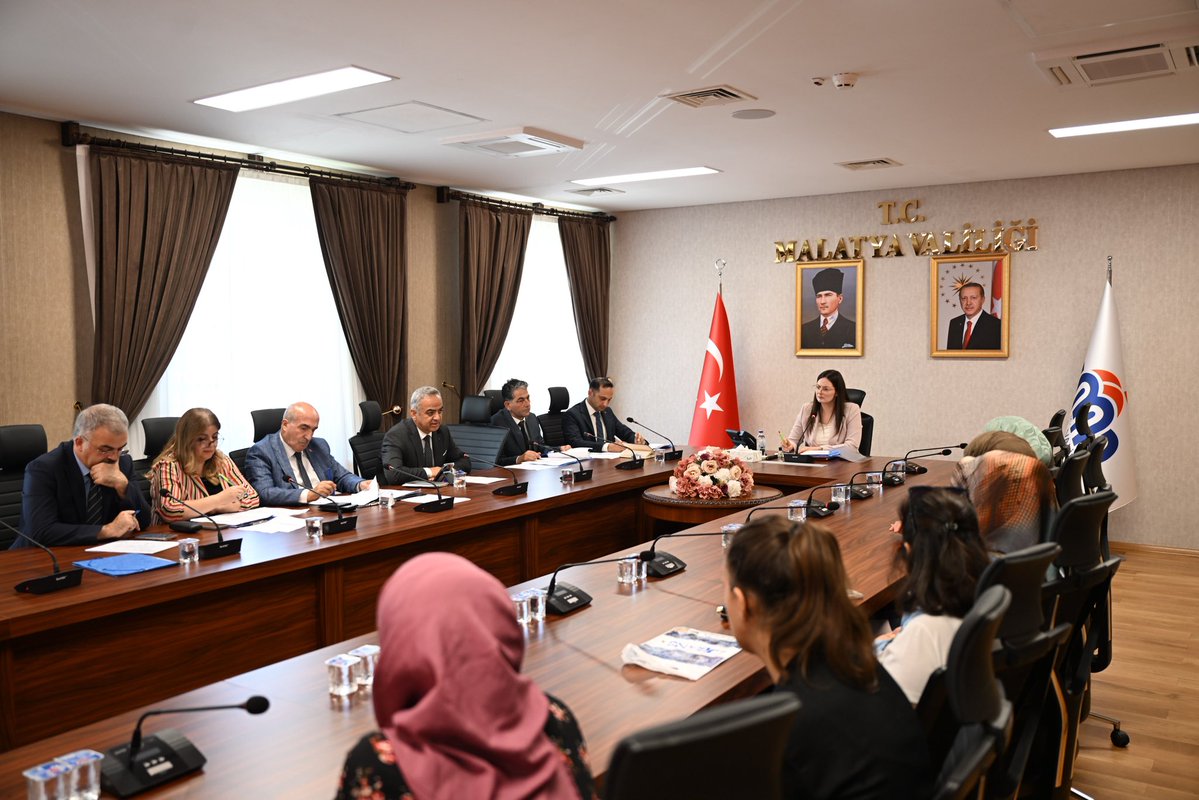 TCMalatyaV's tweet photo. Vali Yrd. Sn. Şeyma Polat Balak, #HalkGünü kapsamında talep, sorun ve önerilerini iletmek üzere 23 hemşehrimiz ile bir araya geldi.

İlgili kurum müdürlerimizin de katılım sağladığı görüşmelerde, hemşehrilerimiz tarafından iletilen hususlar değerlendirilerek çözümüne yönelik gerekli talimatlar verildi.

#malatya #malatyavaliliği