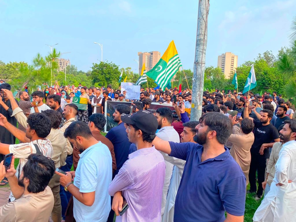 SahibzadaWasim's tweet photo. IJT Pakistan observed a nationwide Protest Day in solidarity with the people of Kashmir &amp; Demands
• An end to violence &amp; the media blackout
• Meaningful and peaceful dialogue to resolve the crisis
•Restoration of internet to ensure uninterrupted MDCAT Preps
#JusticeForKashmir https://t.co/Ln9Mm3GDWT