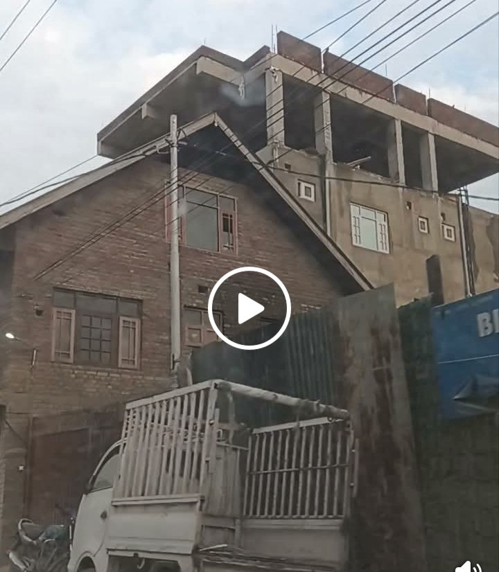RatherUmer72's tweet photo. KURSOO PADSHAHI BAGH Ward 31 ILLEGAL CONSTRUCTIONS THRIVE BECAUSE OFFICIALS ESCAPE ACCOUNTIBILITY
Illegal construction has, in many cases, served the interests of Corrupt municipal officials more than the public. 
@SMC_Srinagar @SMC_Enforcement @srinagaradmin @CommissionerSMC https://t.co/AFBAjkBljx