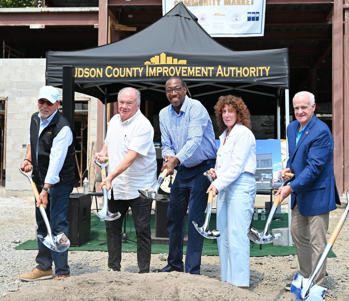 NJAsambleaDem's tweet photo. Esta semana, Asmb. Walker se unió a líderes locales en Bayonne para la ceremonia de inicio de obras del Mercado Comunitario del Condado de Hudson, donde usuarios pueden elegir alimentos que mejor se adapten a sus necesidades. https://t.co/2YgmFSwc9t