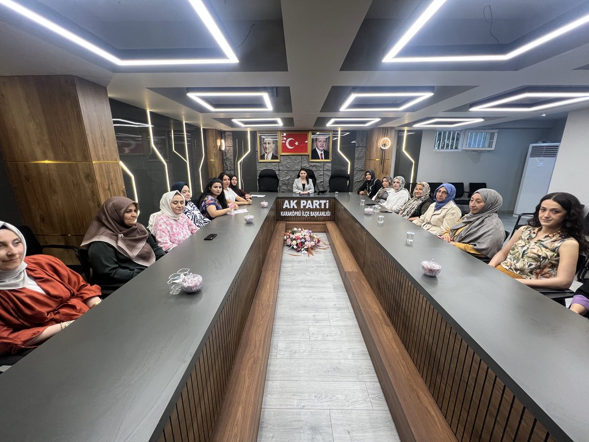 akkadnKarakopru's tweet photo. Başkanımız Sn. Mimar Makbule ORUÇ Başkanlığında Haftalık olağan yönetim kurulu toplantımızı tamamladık. Süreçlerimizi değerlendirdiğimiz, verimliliği artıracak yeni kararlar aldığımız ve ekibimizin enerjisini tazelediğimiz verimli bir birleşimi daha geride bıraktık. @RTErdogan https://t.co/vyxQrqsJn7