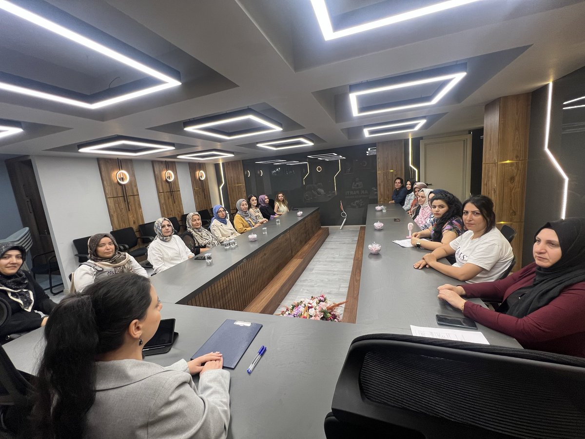 akkadnKarakopru's tweet photo. Başkanımız Sn. Mimar Makbule ORUÇ Başkanlığında Haftalık olağan yönetim kurulu toplantımızı tamamladık. Süreçlerimizi değerlendirdiğimiz, verimliliği artıracak yeni kararlar aldığımız ve ekibimizin enerjisini tazelediğimiz verimli bir birleşimi daha geride bıraktık. @RTErdogan https://t.co/vyxQrqsJn7