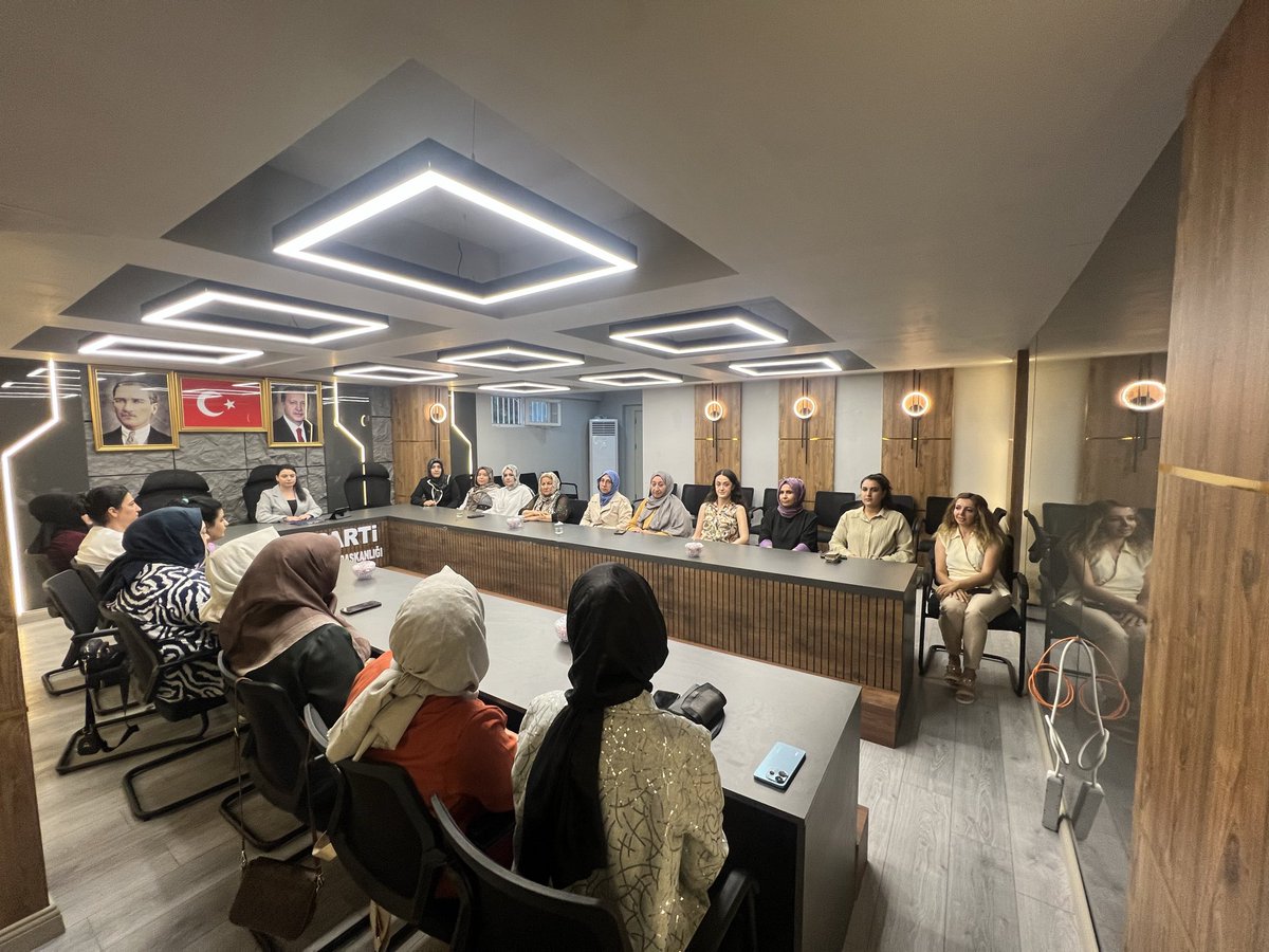 akkadnKarakopru's tweet photo. Başkanımız Sn. Mimar Makbule ORUÇ Başkanlığında Haftalık olağan yönetim kurulu toplantımızı tamamladık. Süreçlerimizi değerlendirdiğimiz, verimliliği artıracak yeni kararlar aldığımız ve ekibimizin enerjisini tazelediğimiz verimli bir birleşimi daha geride bıraktık. @RTErdogan https://t.co/vyxQrqsJn7