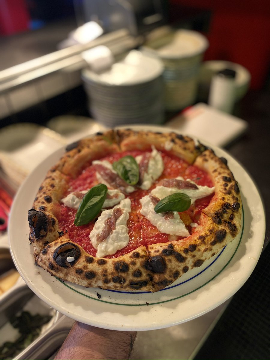 bumminkagan's tweet photo. @ististna Napoli pizza dediğimiz şey bu benim attığım tarzda olan pizzaların genel adı, Napoli’den yayıldığı için. İçeriğine göre pizzanın adı değişir ama stil Napolidir. Yediğin muhtemelen ançuezli bir pizza.. mesela bu; https://t.co/HGNZSkOqNy