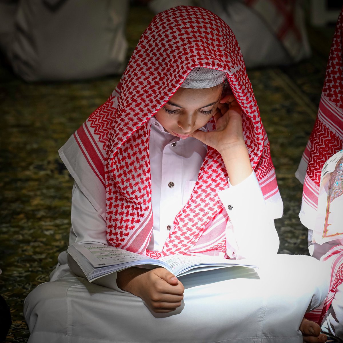 imarat_almadina's tweet photo. وخلال الزيارة..
أشاد سمو أمير منطقة #المدينة_المنورة #سلمان_بن_سلطان بالجهود المباركة التي تُبذل في حلقات #المسجد_النبوي، ودورها في تعليم القرآن الكريم والعناية بحفظه، وما تؤديه من دور رائد في إعداد أجيال متمسكة بكتاب الله وسنة رسوله ﷺ. https://t.co/qTgb2NBG8y