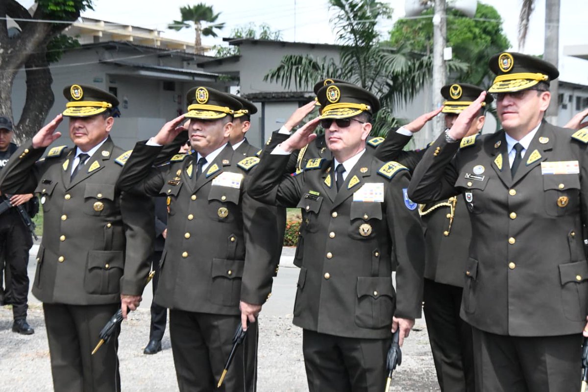 PoliciaEcuador's tweet photo. 🔴 #EnVivo | Inicia la ceremonia de ascenso al grado inmediato superior de las y los servidores policiales técnico-operativos del sistema preventivo de la @PoliciaEcZona8.

Este acto reconoce el esfuerzo, la constancia y el compromiso de quienes sirven con honor y firmeza a la ciudadanía.

Participan nuestro comandante general, @CmdtPoliciaEc, #GraSPabloDávila; #MandoPolicial y autoridades invitadas.

🔃Conéctate, comparte y acompáñanos en esta transmisión.

https://t.co/PZDXAeSvp6

#PolicíaEcuador
#FortalecimientoInstitucional
#ServirYProtegerConFirmeza