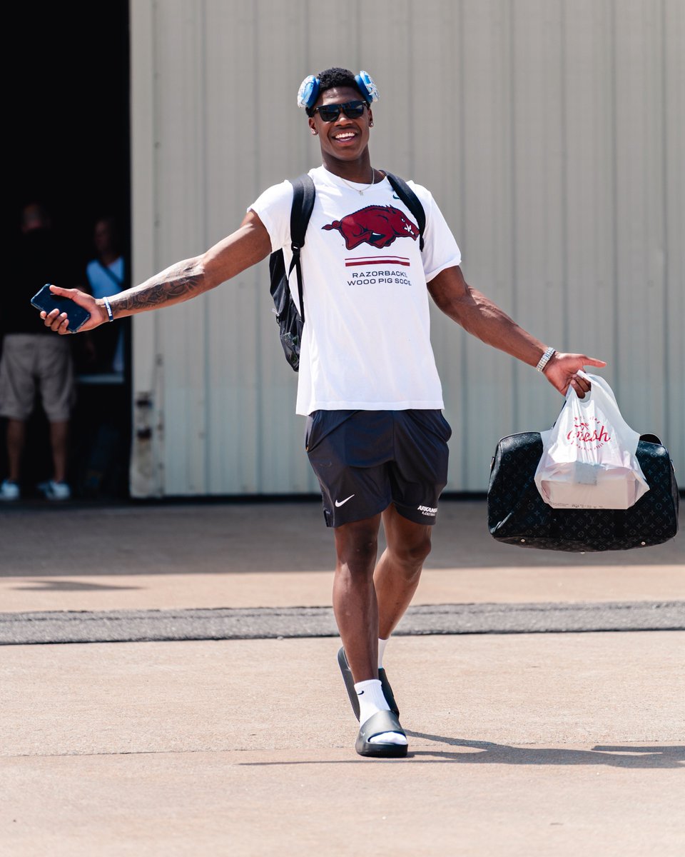 RazorbackMBB's tweet photo. Bahamas here we come. 🛫🏝️ https://t.co/BBnfX0ID6f