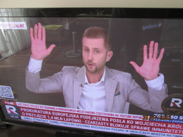 MarekBrzeg's tweet photo. Zaprasza gości do studio, zadaje im pytania, a później - co chwila - im przerywa. 
Przerywa nawet wtedy, gdy mówią to, co chciałby usłyszeć.  
Wielu dziennikarzy tv Republika oraz wPolitycePL ma taką brzydką manierę. 
Atmosfera w studio - jak na bazarze! 😭 https://t.co/qYrrqB9jXa