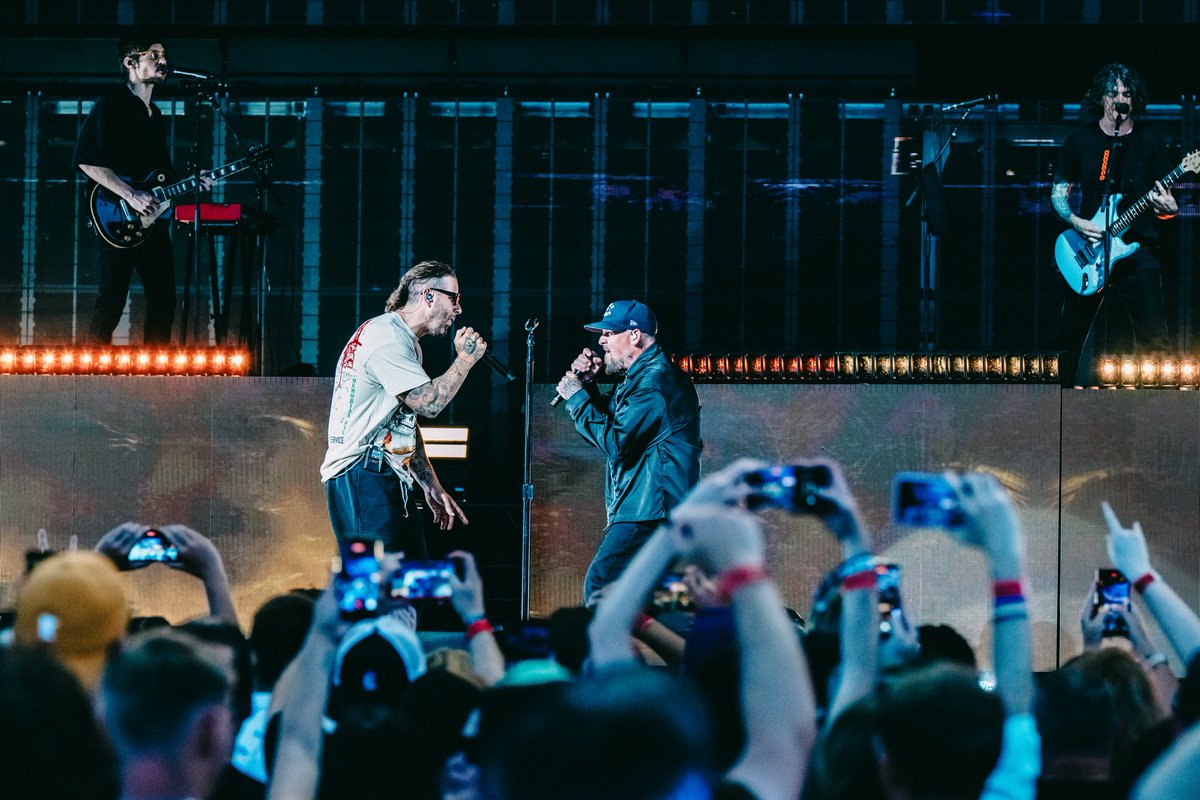 TheOfficialA7X's tweet photo. Minnesota 🔥 
Chicago — We'll see you Thursday. 

📷: @sarahdope https://t.co/hjM8xwbq5Q