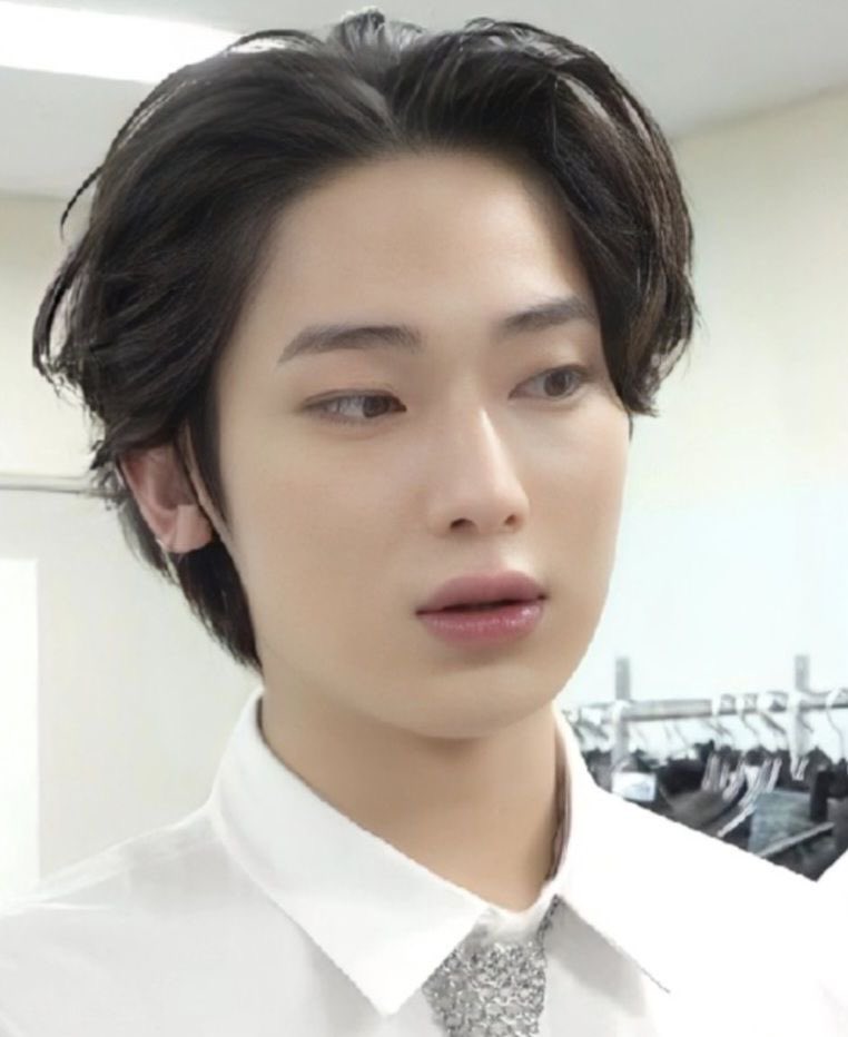 sunymysunshine's tweet photo. Im still thinking about this Sunoo look 😞 https://t.co/Xj8rg46Ort