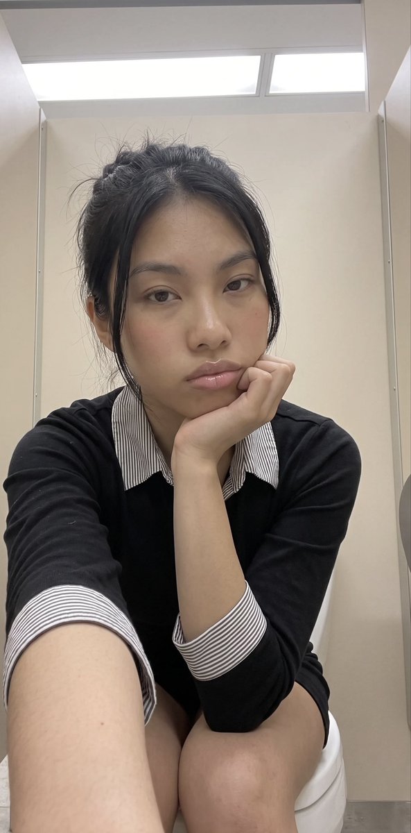 yaitsKyla's tweet photo. This is becoming a problem. Getting turned on at work is starting to piss me off. https://t.co/UI7uWYMxr9